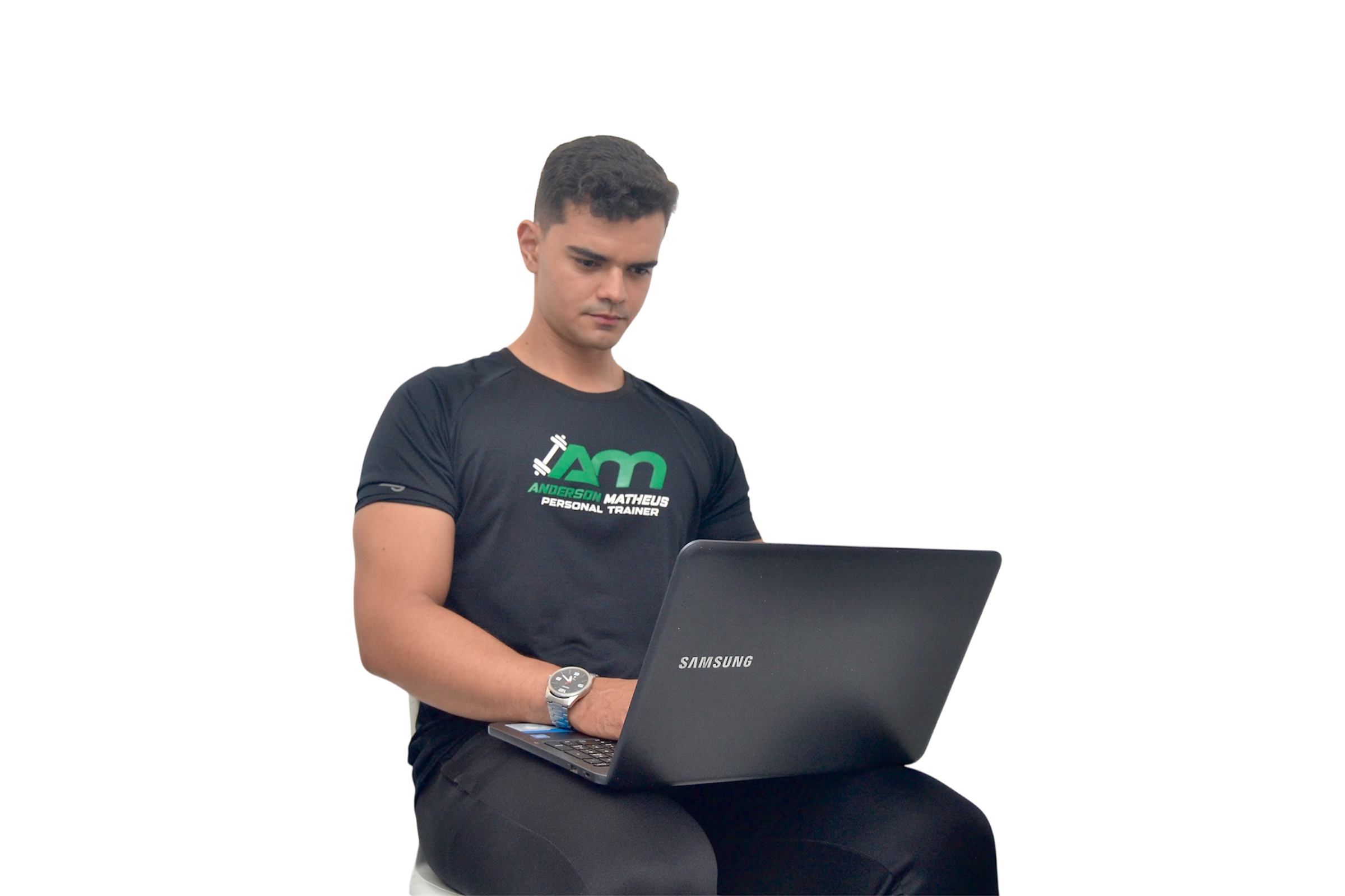 Anderson no planejamento de treinos sentado com notebook